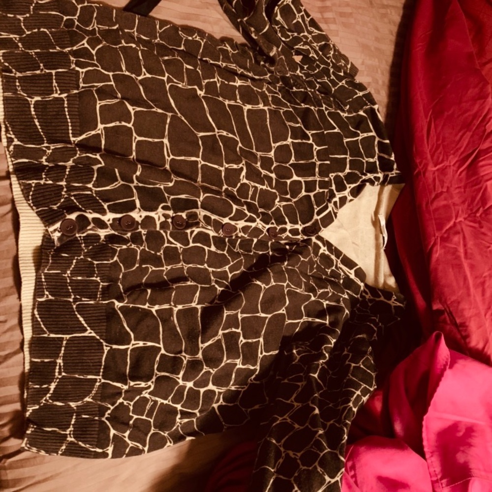 Giraffe print light sweater